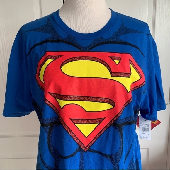 Superman Tee with Removable Cape - Picture 3 of 10
